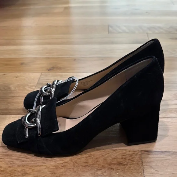 Chic Black Women's Shoes with Silver Accents - Picture 3 of 3